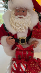 Kerstman op schoorsteen met kadootjes